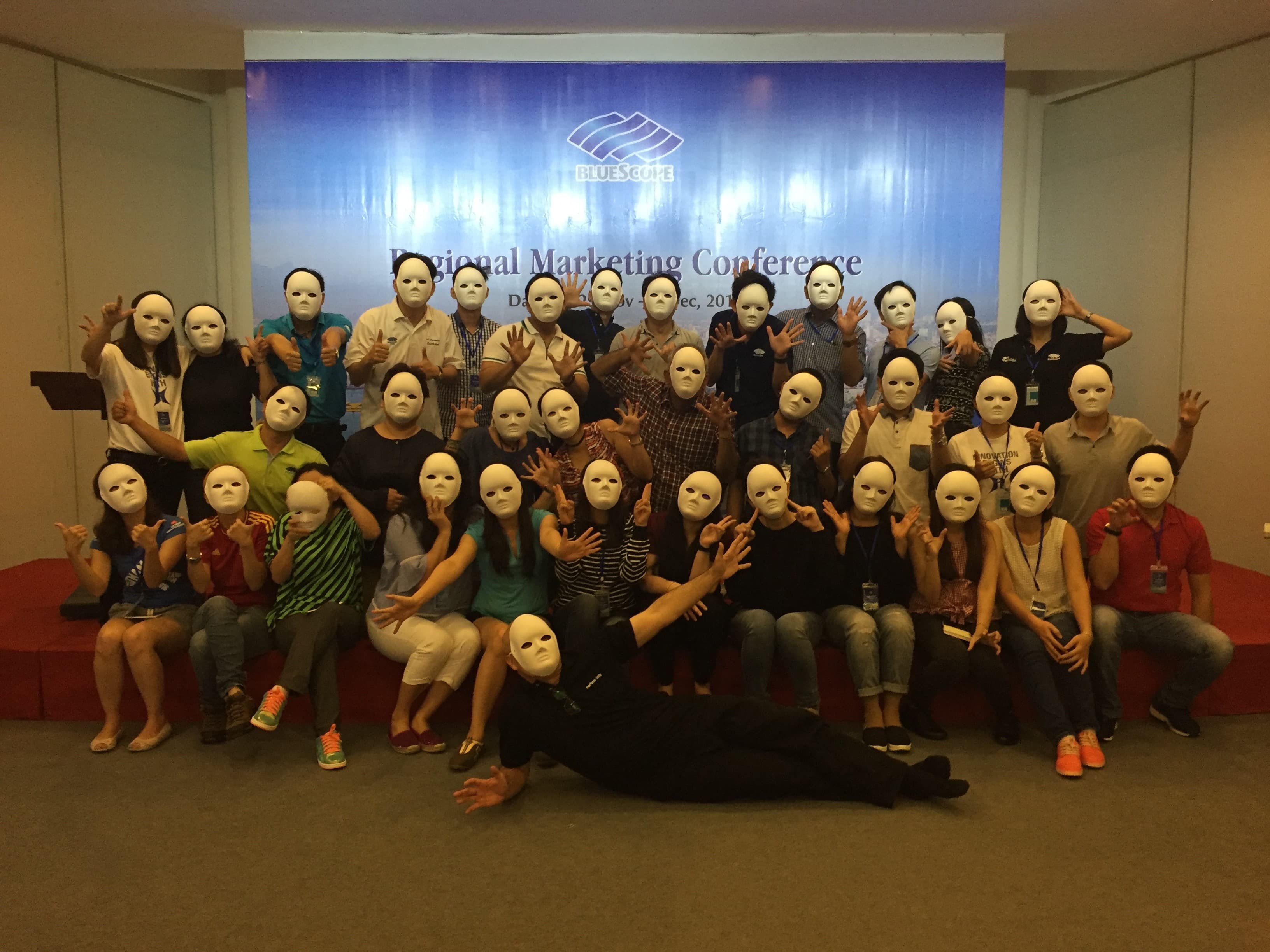 clients with a mask taking a picture